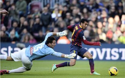 Pedro regatea a Toño y marca el segundo gol del Barça.