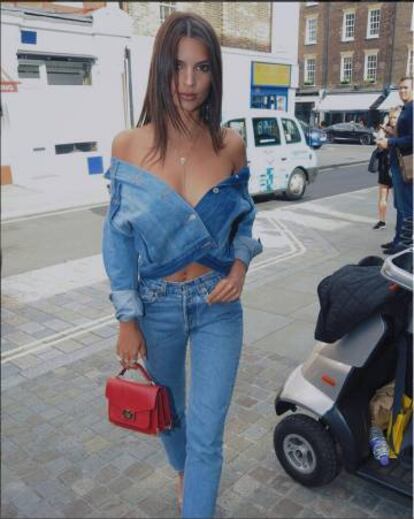 La modelo Emily Ratajkowski paseando por Inglaterra.