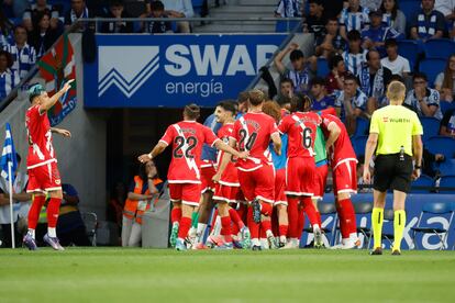 Los jugadores del Rayo Vallecano celebran el gol de Sergio Camello ante la Real Sociedad.