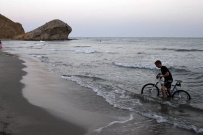 Atardecer en la playa de Mónsul, en el Parque Natural Cabo de Gata-Níjar (Almería), la pasada semana.