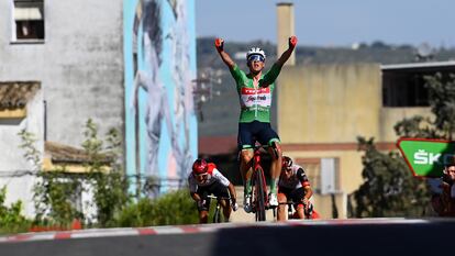 Mads Pedersen cruza la meta el primero durante la 13ª etapa de la Vuelta a España este viernes.