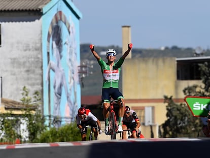 Mads Pedersen cruza la meta el primero durante la 13ª etapa de la Vuelta a España este viernes.