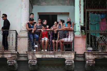 Decenas de vecinos y curiosos se congregaron en los balcones para ver desde las alturas las propuestas de la colección crucero 2017 de Chanel, de precios inaccesibles para el bolsillo cubano.