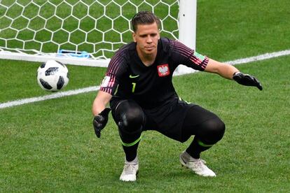 El portero de la selección de Polonia Wojciech Szczesny, tras el gol en propia meta de su compañero Thiago Cionek.