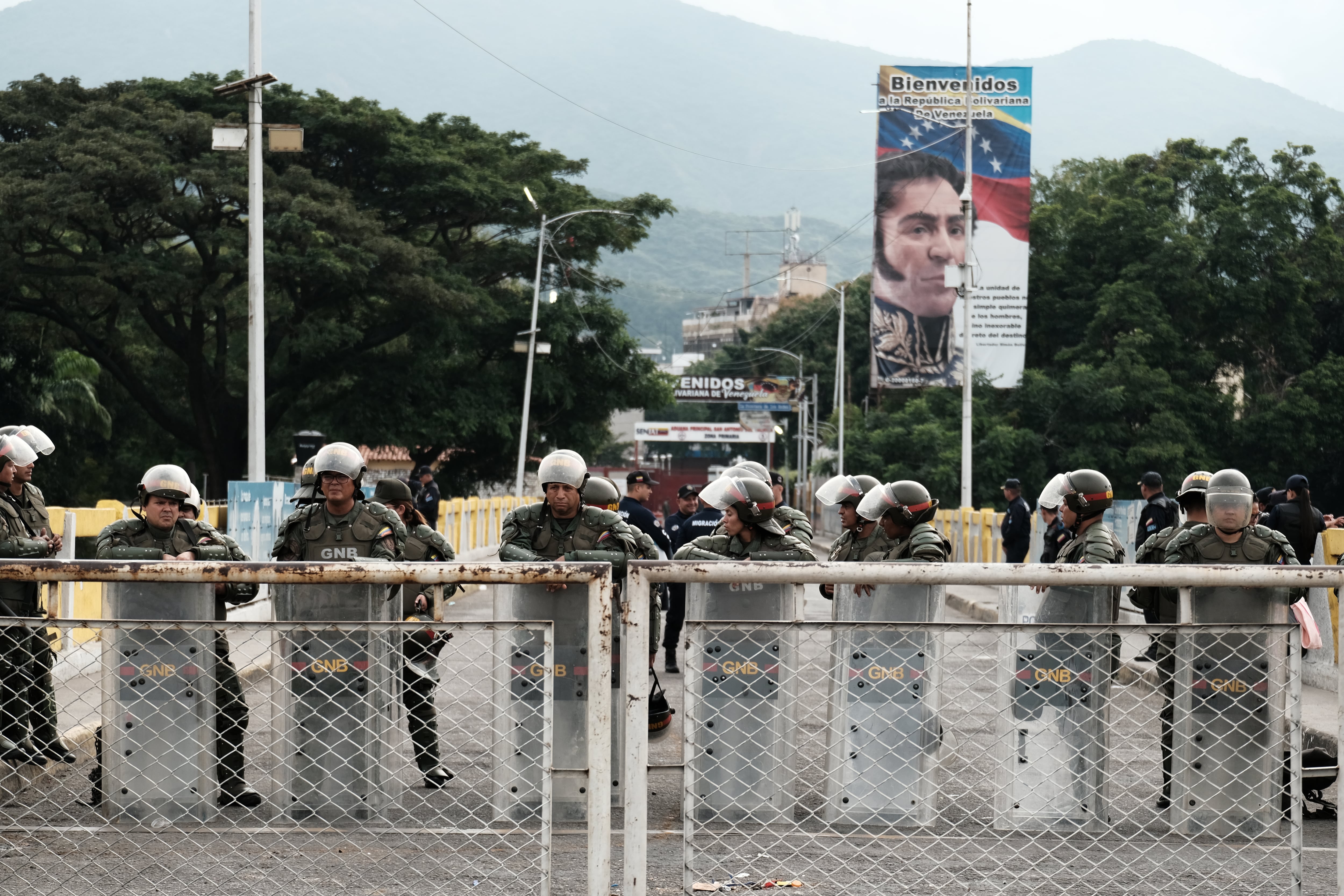 El chavismo se blinda con un fuerte despliegue militar y cierre de las fronteras