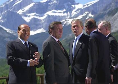 Berlusconi, Gerhard Schröder, Bush, Chirac y Jean Chretien, en junio, durante una reunión del G8 en Canadá.