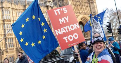 Manifestantes contra el Brexit  ondean banderas de la UE frente al  Parlamento británico.