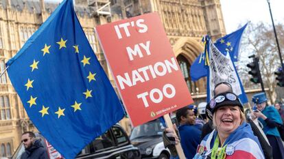 Manifestantes contra el Brexit  ondean banderas de la UE frente al  Parlamento británico.