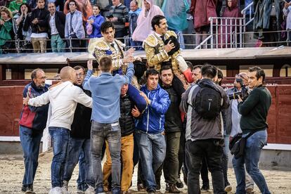 López Simón, a la izquierda, a hombros en la plaza de Las Ventas junto a Talavante, el 25 de mayo de 2018.