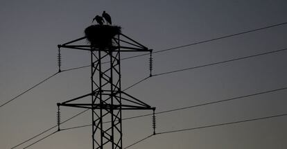 Torre de un tendido el&eacute;ctrico cercano a la Catedral de Pamplona.