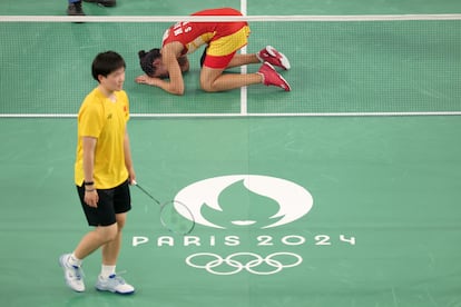 Carolina Marín se resiente de su lesión en el partido de semifinales de bádminton de los Juegos Oímpicos. 