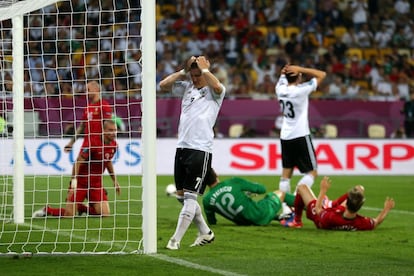 Schweinsteiger se lamenta de un fallo durante el partido.