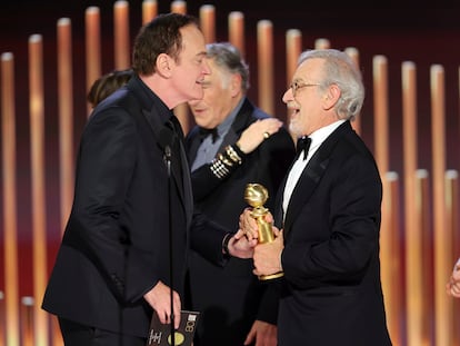 Quentin Tarantino entrega a Steven Spielberg el Globo de Oro a mejor película de drama por 'Los Fabelman'.