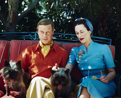 Eduardo VIII y Wallis Simpson con sus dos perros.