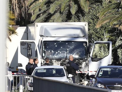 El camión usado como arma, en la escena del ataque este viernes.