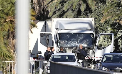 El camión usado como arma, en la escena del ataque este viernes.