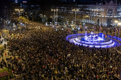 Vista de la plaza de Cibeles durante la manifestación transinclusiva en Madrid.
