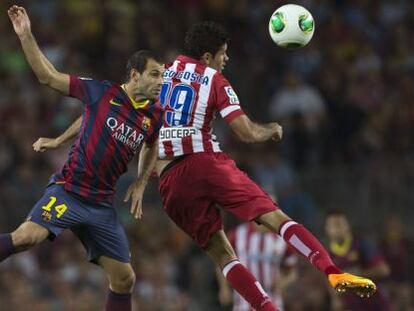 Diego Costa, a la derecha, salta con Mascherano en un partido de la Supercopa de España de agosto pasado. 