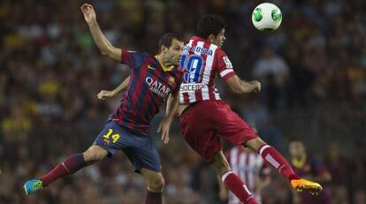Diego Costa, a la derecha, salta con Mascherano en un partido de la Supercopa de España de agosto pasado. 