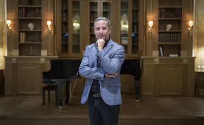 El ganador del Premio Nadal, Guillermo Martínez, el lunes en Barcelona.