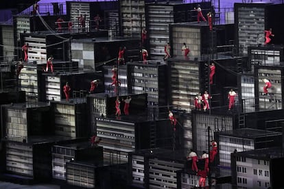 La condensación de edificios de las grandes urbes brasileñas también ha tenido cabida en Maracaná, que no ha olvidado a los trabajadores responsables por su construcción. Brasil aloja a la tercer ciudad más densamente poblada del mundo, Sao Paulo, con una población metropolitana de mas de 21 millones de personas.