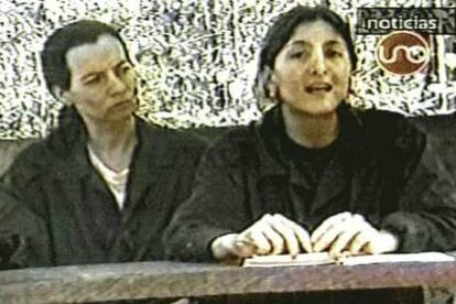 Betancourt (derecha) junto a Clara Rojas en una imagen tomada en julio de 2002.