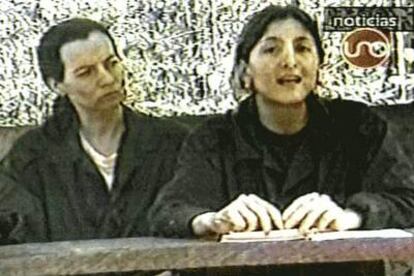 Betancourt (derecha) junto a  Clara Rojas en una imagen tomada en julio de 2002.