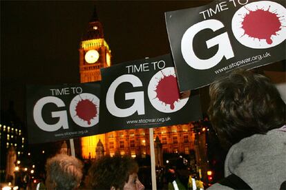 Manifestación contra la intervención británica en Irak, frente al edificio del Parlamento británico, en Londres.