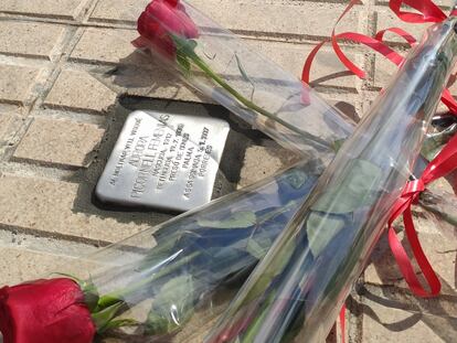 Rosas junto a una placa de homenaje a Aurora Picornell en Palma.