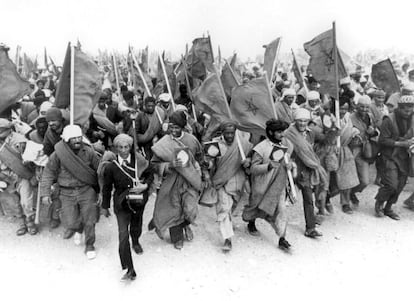 Marroquíes con el Corán en la Marcha Verde, el 6 de noviembre de 1975.