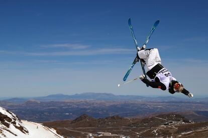 Kang Chen, de China, realiza un salto durante un entrenamiento en el Campeonato Mundial de Esquí Freestyle y Snowboard FIS 2017, en Sierra Nevada, España.