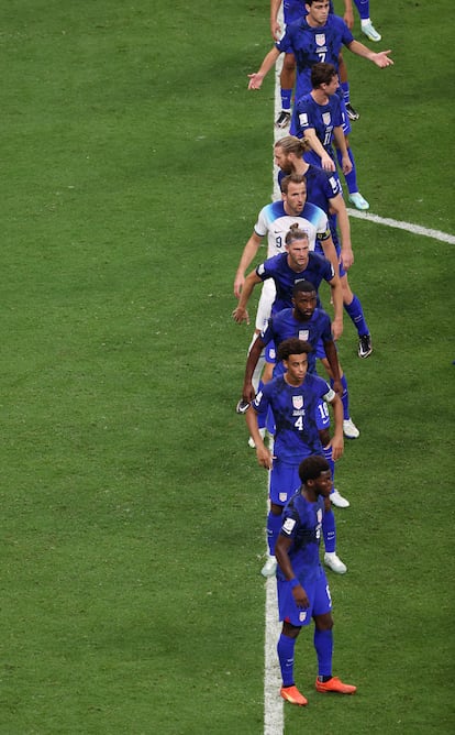 Harry Kane, en medio de jugadores estadounidenses durante el partido de esta noche. 