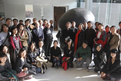 El grupo de turistas chinos posa ayer con el artista Jesús Mari Lazkano junto a una escultura de Antonio López en el Museo de Bellas Artes de Bilbao.
Joaquín Achúcarro.