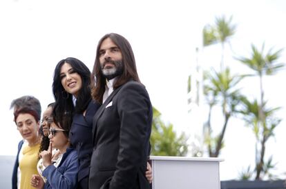 La directora de cine Nadine Labaki (2d) junto al productor Khaled Mouzanar en Cannes, el 18 de mayo de 2018.