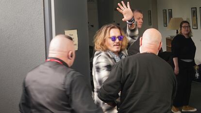 Johnny Depp, a su llegada al local de Newcastle en el que tocó este jueves junto al músico Jeff Beck.