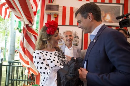 La Presidenta de Andalucía, Susana Díaz, junto al líder del PSOE, Pedro Sánchez en la feria de Sevilla.
 