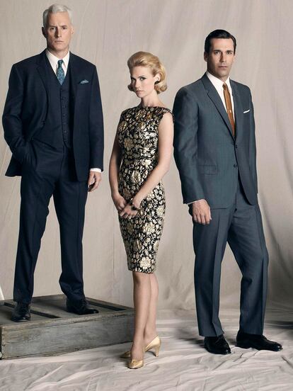 Betty (January Jones), muy elegante, con un vestido brocado.