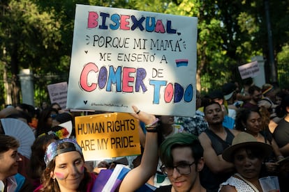 Una mujer sostiene un cartel durante la marcha.