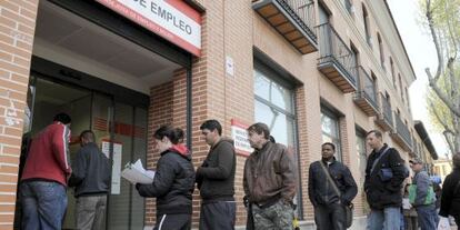 People standing in line outside an unemployment office in Alcalá de Henares (Madrid).