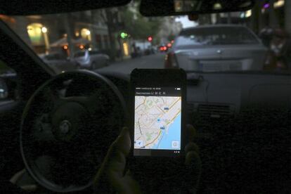 Un conductor utilitzant l'aplicació de mòbil Uber.