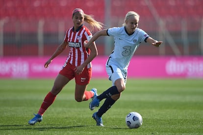 Pernille Harder conduce el balón ante Deyna Castellanos el pasado 10 de marzo en el Estadio Brianteo, en Monza.