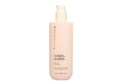 Mimo extremo.
La rutina de limpieza puede convertirse en un suplicio para las pieles secas y sensibles, más propensas a sufrir rojeces e irritaciones. Con una fórmula extra suave a base de claveles, néctar de rosa y rosa centifolia del Mediterráneo, la leche limpiadora Comforting Cleansing Milk, de Lancaster, desmaquilla en profundidad y elimina otros restos de impurezas para dejar un rostro suave y en calma.