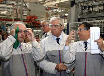 El presidente de la Xunta (c) conversa con el director de la fábrica de Vigo, Pierre Ianni (i), en la planta PSA Peugeot Citroen.