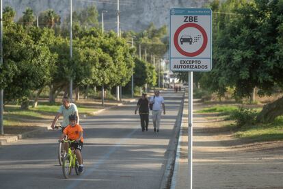 Un hombre y un niño circulan en bicicleta por la nueva zona de bajas emisiones del parque Reina Sofía, en La Línea de la Concepción.