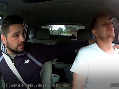 Los youtubers Aaron Payzant y Logan Howard son detenidos por el narco en una carretera de Tabasco en febrero 2020.