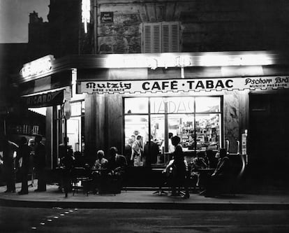 Terraza de un bistró de la calle d'Aligre de París.