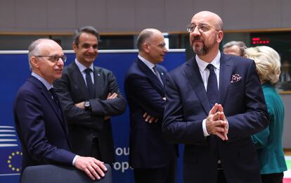 En primer término, el primer ministro de Luxemburgo, Luc Frieden, a la izquierda, y el presidente del Consejo Europeo, Charles Michel.