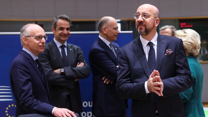 En primer término, el primer ministro de Luxemburgo, Luc Frieden, a la izquierda, y el presidente del Consejo Europeo, Charles Michel.