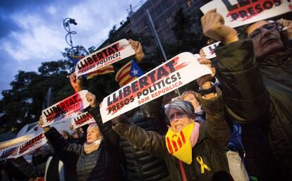 Un momento de la manifestación en la Plaza de la Catedral de Barcelona con motivo de la jornada de huelga general del 8 de noviembre.