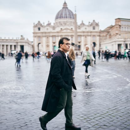 25/02/2025 - Reportaje Perfil con el escritor Javier Cercas en Roma con motivo del libro que va a publicar próximamemente sobre el Papa Francisco - ©Caterina Barjau     -----PIEFOTO-----       “Se trata de intentar entender mediante una novela sin ficción el mayor enigma: la vida eterna”,dice Cercas (en la foto, en la plaza de San Pedro de Roma).